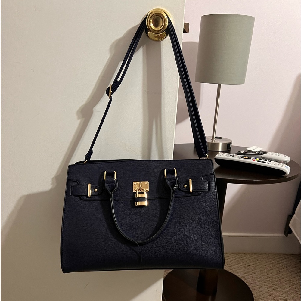Beautiful Dasein handbag.